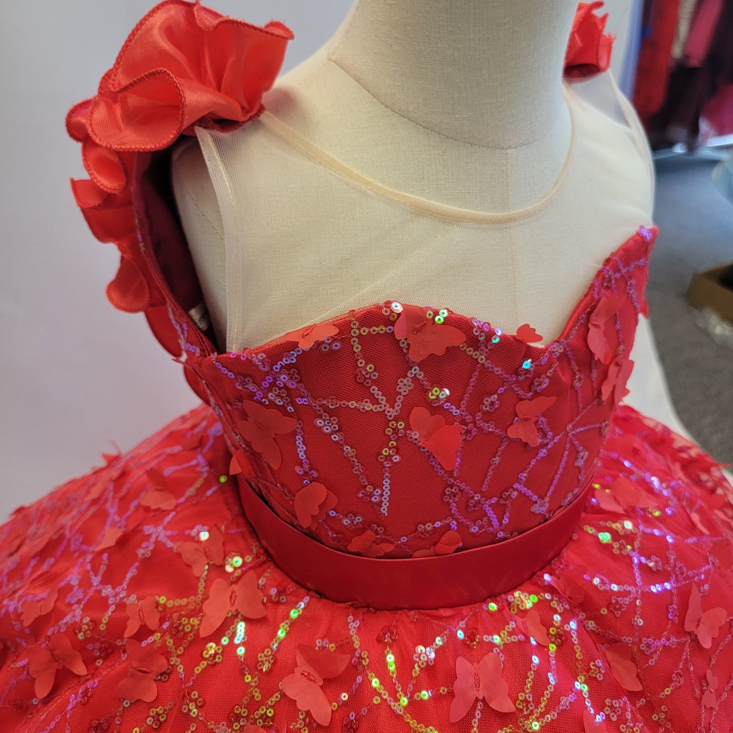 Vestido 2 en 1 Rojo con mariposas 3D y lazo Dorado para presentación de 3 años