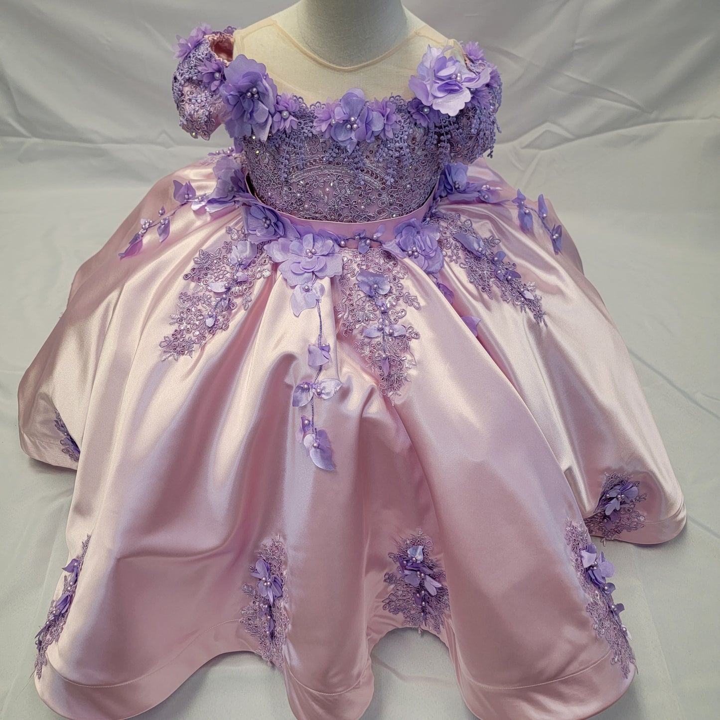 Vestido 2 en 1 con 2 moños Rosado y morado con detalles de flores para presentación de 3 años