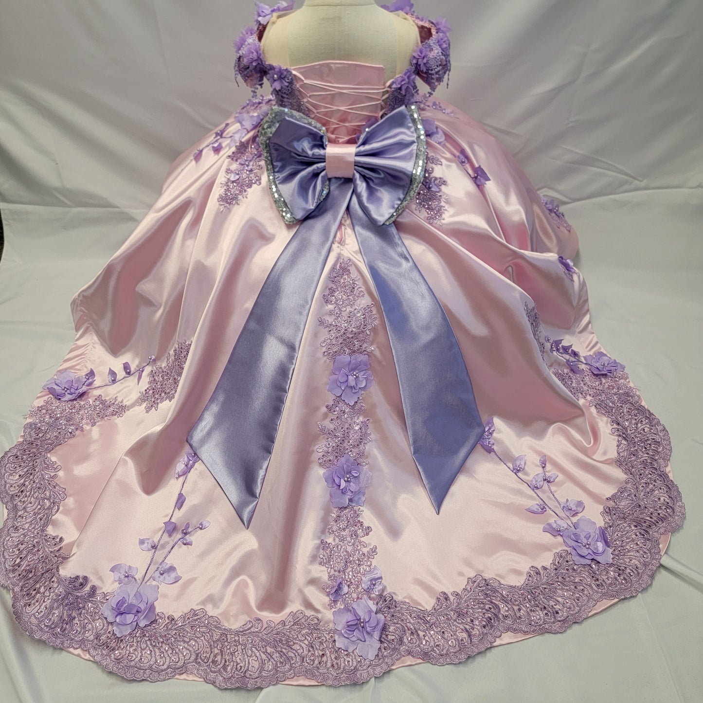 Vestido 2 en 1 con 2 moños Rosado y morado con detalles de flores para presentación de 3 años