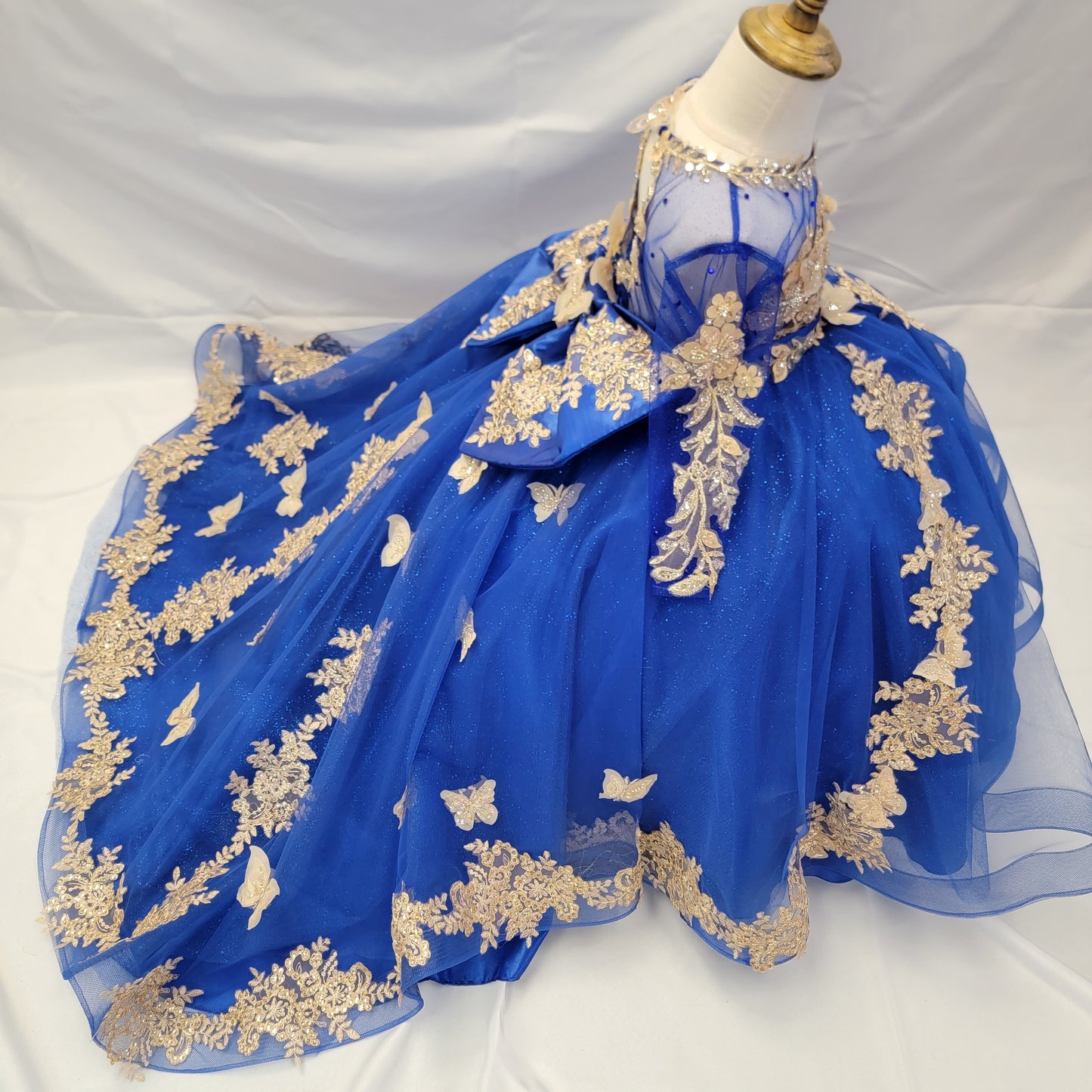 Vestido Azul royal con mariposas doradas para presentación de 3 años