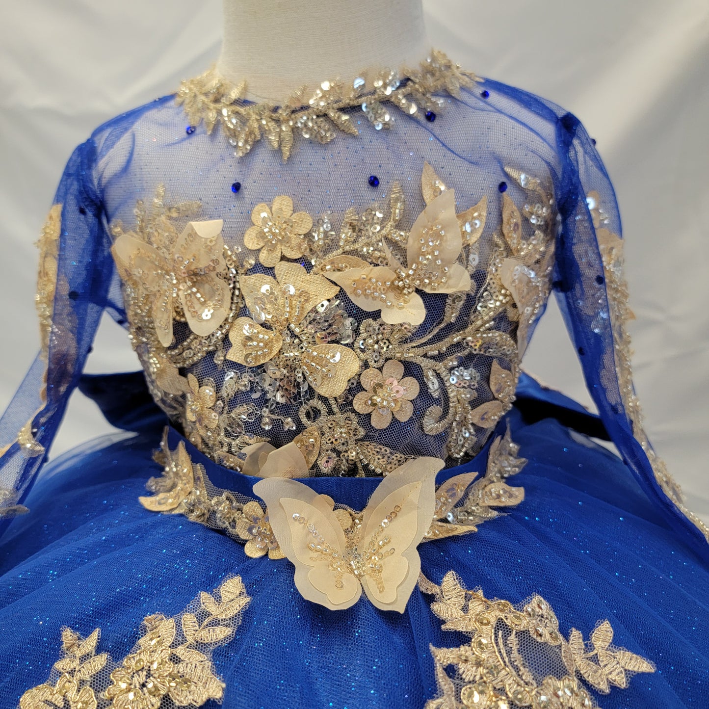 Vestido Azul royal con mariposas doradas para presentación de 3 años