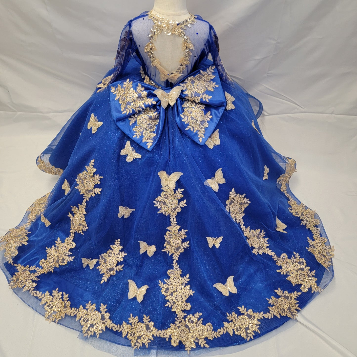 Vestido Azul royal con mariposas doradas para presentación de 3 años