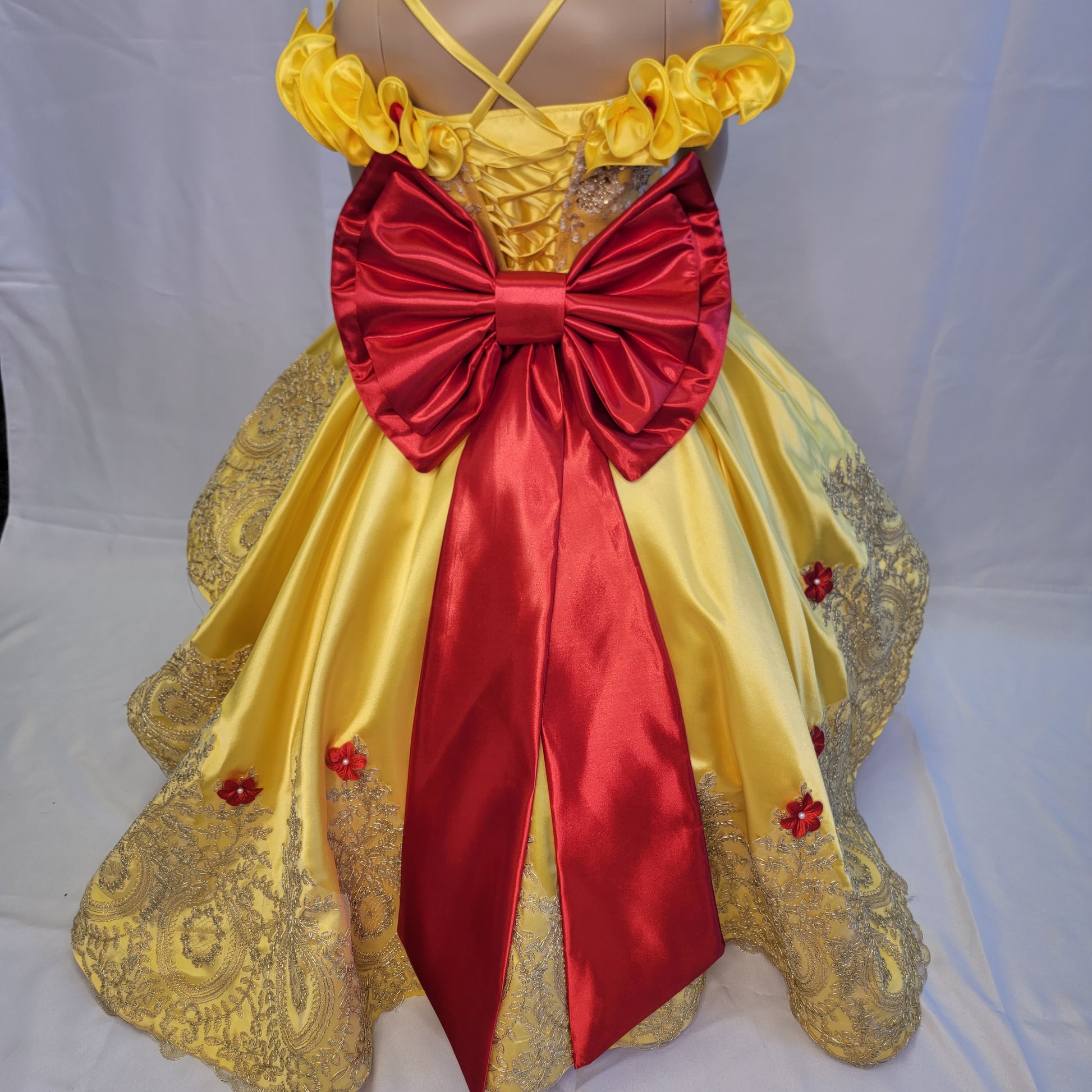 Vestido amarrillo con moño Rojo grande para presentación de años