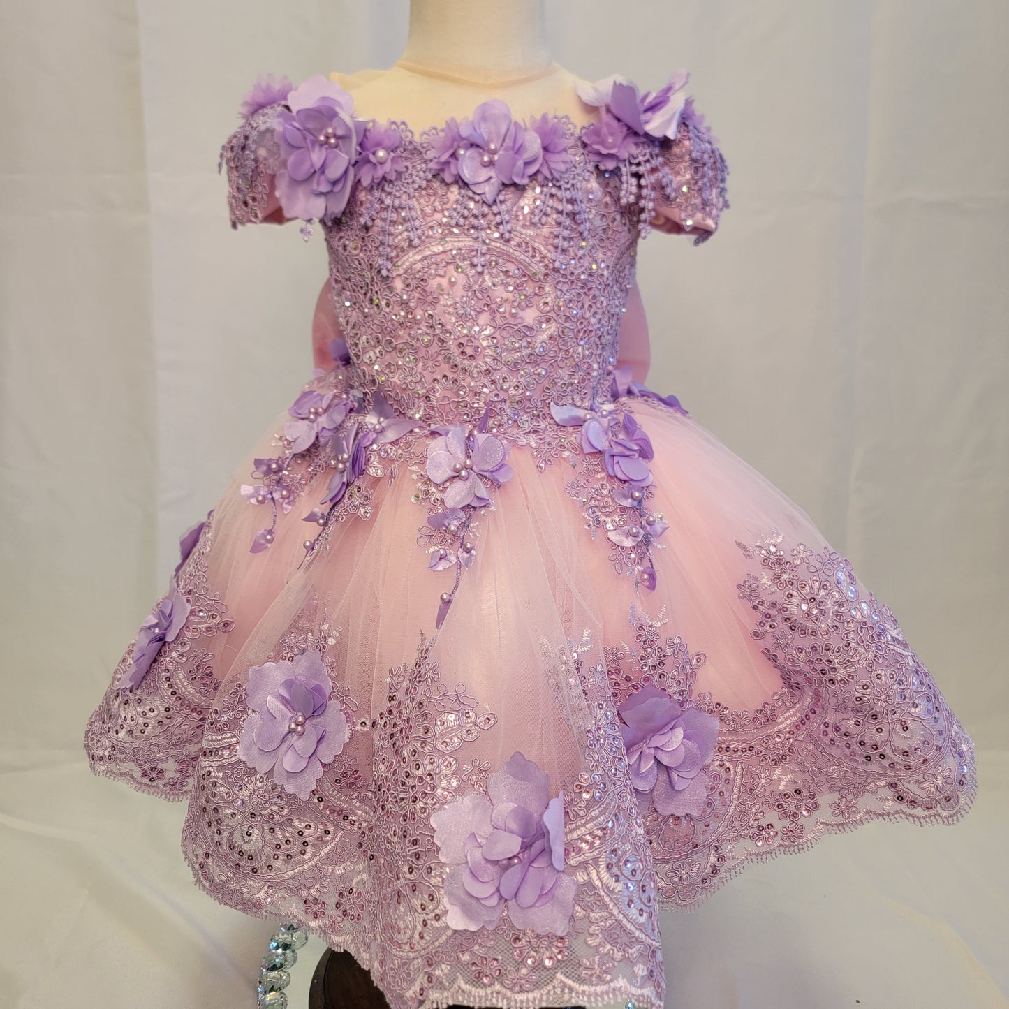 Vestido 2 en 1 con 2 moños Rosado y morado con detalles de flores para presentación de 3 años