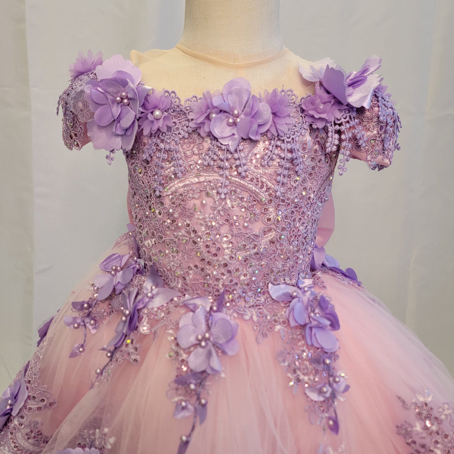 Vestido 2 en 1 con 2 moños Rosado y morado con detalles de flores para presentación de 3 años