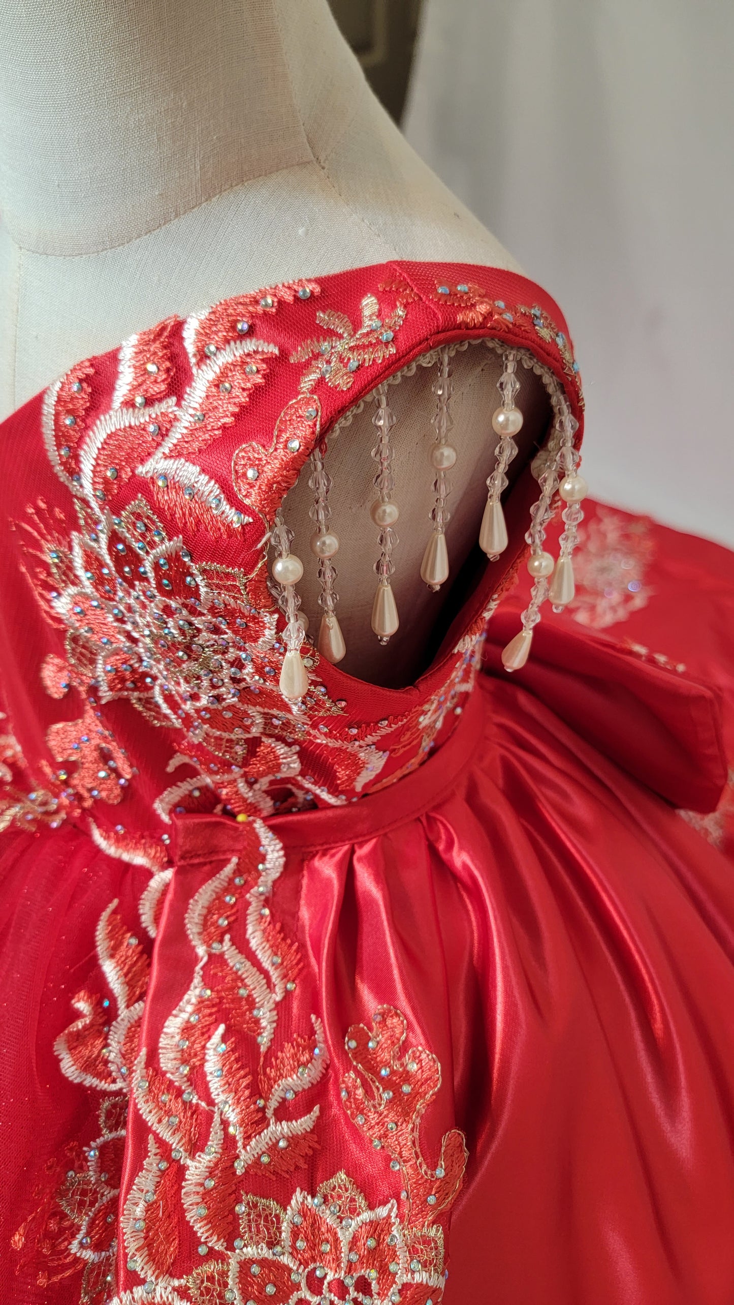 Vestido 2 en 1 Rojo con bordado de rosas para presentación de 3 años