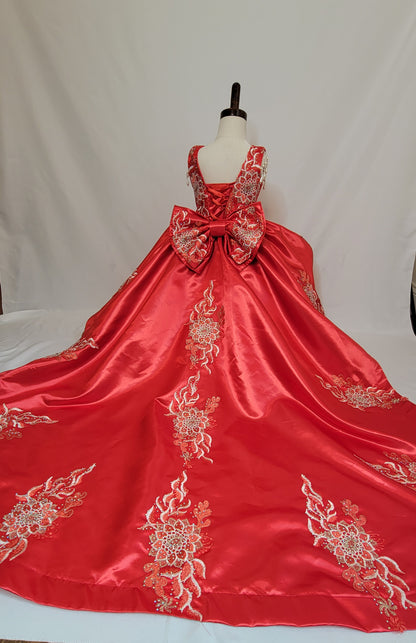 Vestido 2 en 1 Rojo con bordado de rosas para presentación de 3 años